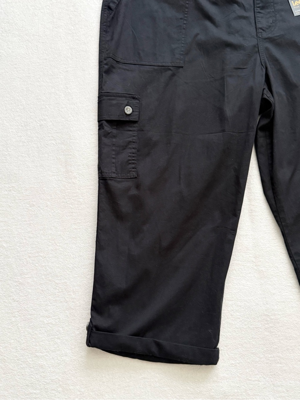 Lee Cargo Capris Women’s 22W Black Mid Rise Relaxed Fit Cotton Comfort NWT - Picture 6 of 8